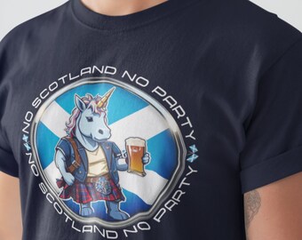 Puede incluir: Una camiseta azul marino con un gráfico circular que presenta un unicornio sosteniendo una jarra de cerveza. El gráfico incluye el texto "No Scotland No Party" repetido cuatro veces alrededor del círculo.