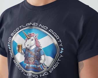 Puede incluir: Una camiseta azul marino con un gráfico circular blanco y plateado. El gráfico presenta un unicornio sosteniendo una cerveza, usando una falda escocesa y una bandera escocesa en el fondo. El texto alrededor del gráfico dice "No Scotland No Party".