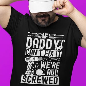 パーソナライズされた、もし彼らがそれを直せないなら、私たちはみんな困ったことになる、どんな名前や肩書きでも、おじいちゃんがそれを直せないなら、面白いカスタム父の日Tシャツ