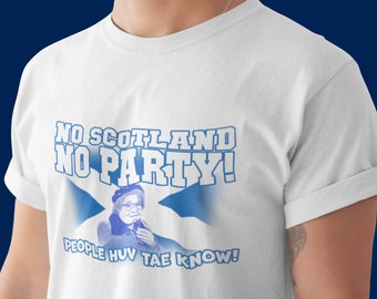 Puede incluir: Camiseta blanca con un diseño de bandera escocesa azul y blanca. El texto "NO SCOTLAND NO PARTY! PEOPLE HUV TAE KNOW!" está impreso en la camiseta.