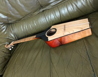 Panduri/Fanduri Georgisch volkshandgemaakt instrument. 3 snaren
