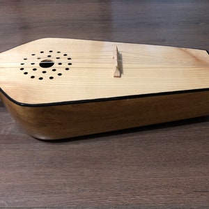 Handgjord georgisk fanduri: Traditionellt 3-strängat folkinstrument