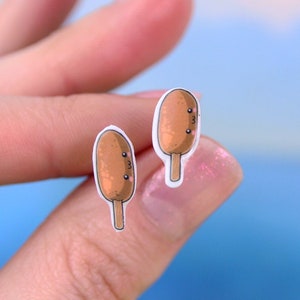 Corn Dog Ohrstecker, Snack Ohrringe, Junk-Food-Schmuck, Miniatur-Food-Ohrstecker, Essen-Liebhaber-Geschenk, Wurst am Stiel, Fast Food Schmuck