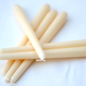 Cream Taper Candles / Dinner Candles / Pack of 6 / 25cm long / Unscented / Non-drip.