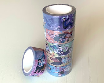 Puede incluir: Una pila de cuatro rollos de cinta decorativa washi y un rollo individual colocado a la izquierda. Cada rollo presenta coloridas ilustraciones de personajes estilo anime, incluyendo figuras de cabello blanco y oscuro sobre fondos estampados en tonos morados, azules y verdes.
