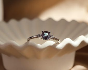 Anillo de alejandrita de plata esterlina de corte redondo, anillo de compromiso alternativo, anillo de promesa, regalo de cumpleaños para ella