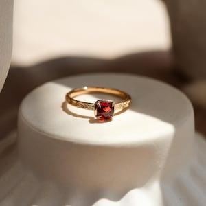 Natural Garnet Gold Ring, 14K Gold Vermeil Vintage Ring Intertwined Band, Birthday gift for her, January Birthstone Jewelry