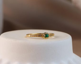 14K solid Gold natürlicher Smaragd Stern Ring, personalisierte zierliche Siegelring, Echtgold Smaragd Schmuck, Geburtstagsgeschenke für sie