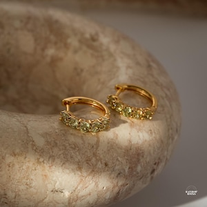 Orecchini a cerchio in peridoto, oro vermeil 14 carati, delicati orecchini a cerchio con pietre portafortuna, regalo di gioielli con pietre preziose, regali di compleanno per lei