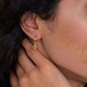 Orecchini di vero smeraldo in oro massiccio 14k, orecchini in oro vero cerchio di smeraldo, orecchini delicatezza della pietra portafortuna, regali di compleanno per la festa della mamma per lei