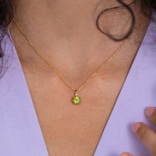 Natural Peridot Star Necklace Solid Gold, Minimalist 14k Gold Vermeil Necklace, August Birthstone Pendant, Birthday Gifts For Her