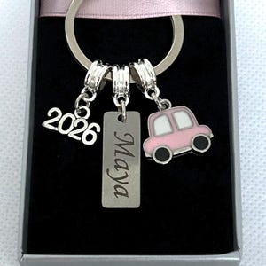Regalo para conductores noveles, regalo para aprobar el examen de conducir, regalo para conductores noveles de 2026, personalizado con nombre, llavero para coche nuevo Pink