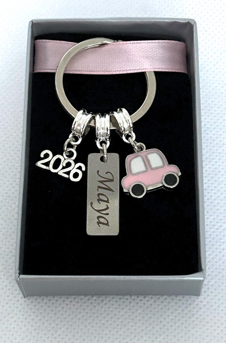 Regalo para conductores noveles, regalo para aprobar el examen de conducir, regalo para conductores noveles de 2026, personalizado con nombre, llavero para coche nuevo Pink