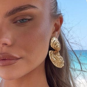 Orecchini a conchiglia esagerati - Orecchini pendenti in oro audaci per donna / Gioielli da spiaggia ed estate