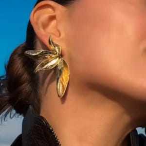 Pendientes de hoja de oro: joyas geométricas con un toque de personalidad
