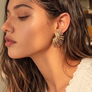 Pendientes llamativos con forma de sol, pendientes vintage con forma de abanico, pendientes dorados estilo art déco, pendientes de media argolla con cristales, pendientes elegantes y atrevidos, regalo para ella.