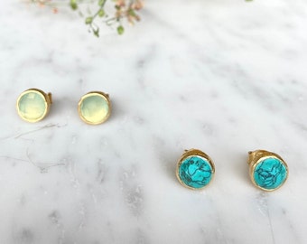 Simple gold round gemstone stud earrings