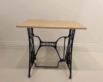 Base de costura Singer renovada con un fino tablero de madera.