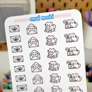 Op de afbeelding: Een vel stickers met schattige cartoonkatten met enveloppen en laptops. De stickers zijn wit met zwarte contouren en hebben bovenaan de tekst "email mochi".