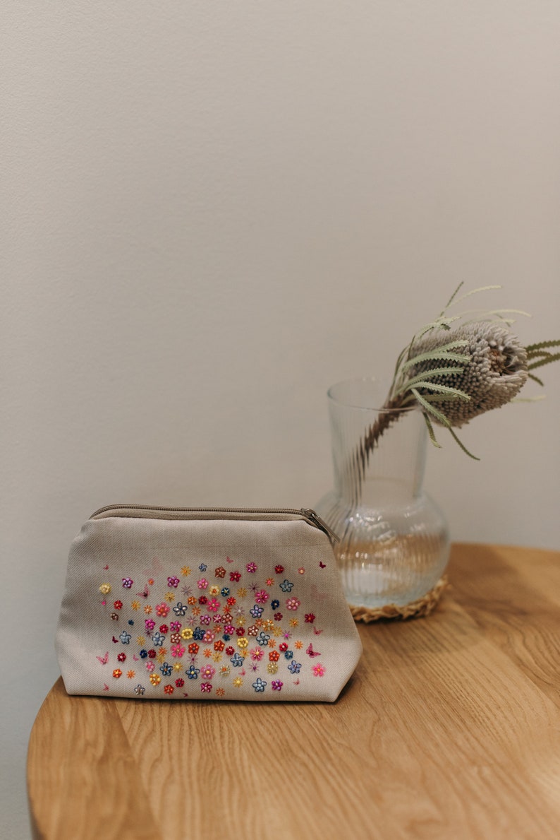 Beaded clutch purse,
Elegant beaded handbag,
New Year's gift forher,
Glam evening bag,
Handmade beaded bag,
Party clutch purse,
Stylish evening accessory,
Luxury beaded clutch,
Gift for fashion lovers,
Wedding clutch for women,
Handmade holiday gift