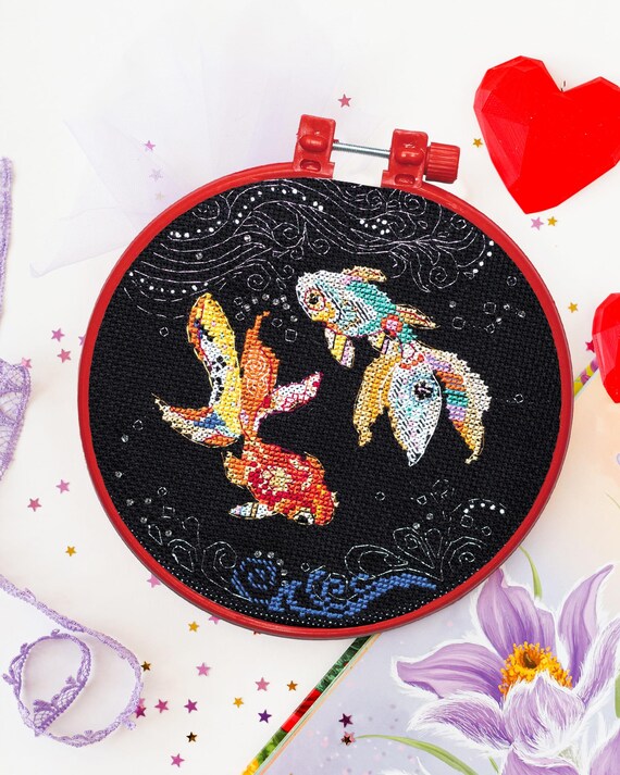 金魚のクロスステッチキット – 海の波模様の刺繍フープアート（15 x 15