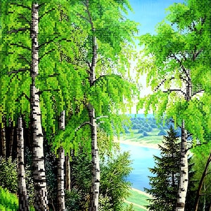Op de afbeelding: Een digitale kunstdruk van een boslandschap met berkenbomen met witte schors en levendig groen gebladerte. Het tafereel kijkt uit over een blauwe rivier die door een verre groene vallei onder een heldere lucht slingert, weergegeven met een pixelstructuur.