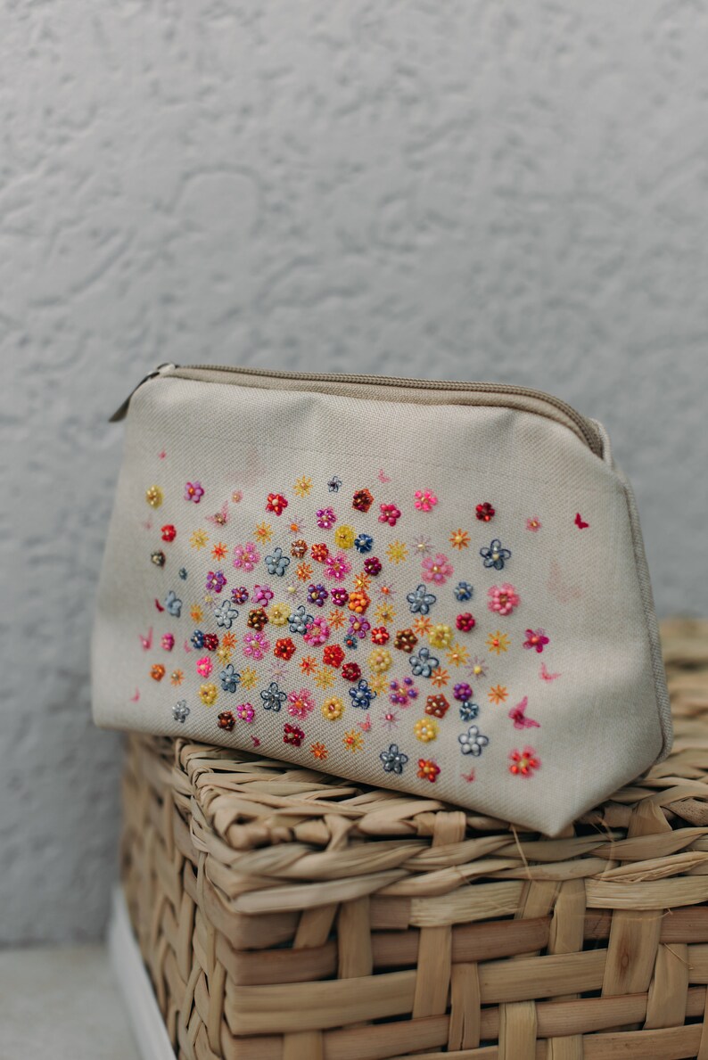 Beaded clutch purse,
Elegant beaded handbag,
New Year's gift forher,
Glam evening bag,
Handmade beaded bag,
Party clutch purse,
Stylish evening accessory,
Luxury beaded clutch,
Gift for fashion lovers,
Wedding clutch for women,
Handmade holiday gift