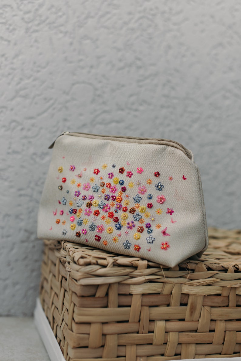 Beaded clutch purse,
Elegant beaded handbag,
New Year's gift forher,
Glam evening bag,
Handmade beaded bag,
Party clutch purse,
Stylish evening accessory,
Luxury beaded clutch,
Gift for fashion lovers,
Wedding clutch for women,
Handmade holiday gift