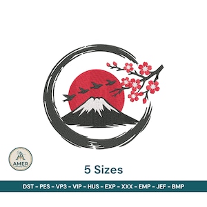 Könnte beinhalten: Gesticktes Design mit dem Fuji-Berg, roter Sonne, fliegenden Vögeln und Kirschblüten. Das Design ist von einem schwarzen Pinselstrich-Kreis umschlossen. Der Text "5 Sizes" steht darunter.