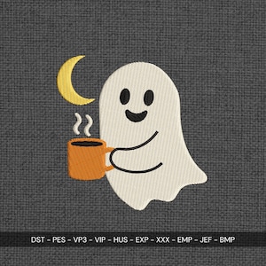 Op de afbeelding: Geborduurd ontwerp van een vriendelijk spook met een oranje koffiemok, met een gele halve maan in de linkerbovenhoek. Het spook heeft zwarte ogen en een gebogen glimlach. Het ontwerp staat op een grijze, getextureerde achtergrond.