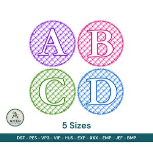 Op de afbeelding: Vier kleurrijke cirkelvormige ontwerpen met de letters A, B, C en D. Elke letter is wit en geplaatst tegen een patroonachtergrond in een cirkel. De cirkels zijn paars, roze, groen en blauw. De tekst "5 Sizes" staat eronder.