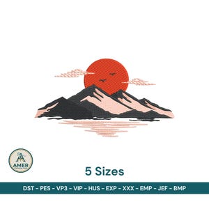 Könnte beinhalten: Ein gesticktes Design mit einer Bergkette, einer roten Sonne und Wolken. Das Design enthält den Text "5 Sizes" und Dateiformatabkürzungen. Das Logo "AMER" befindet sich unten links.