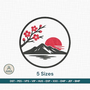 Peut inclure: Motif brodé représentant une chaîne de montagnes noire, un soleil rouge et des fleurs de cerisier dans un cadre circulaire noir. Le motif comprend le texte "5 Sizes" et des abréviations de formats de fichiers.