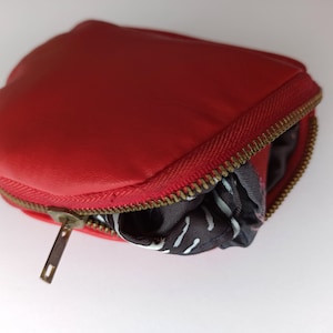 Vintage faltbare Einkaufstasche. Rote Leder Clutch