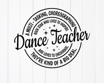 Könnte beinhalten: Ein schwarzes kreisförmiges Grafikdesign mit dem Text A MULTI-TASKING, CHOREOGRAPHING ROCK STAR WHO LIVES TO INSPIRE DANCE TEACHER AND LOVES TO ENCOURAGE. THEY'RE KIND OF A BIG DEAL. Das Design enthält kleine Sternsymbole in der Mitte.