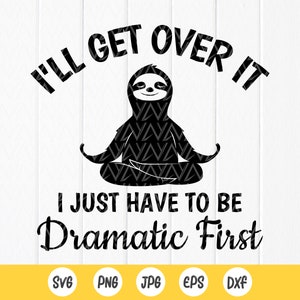 Puede incluir: Ilustración digital en blanco y negro de un perezoso meditando con el texto "Lo superaré, solo tengo que ser dramático primero".