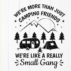 Somos más que amigos de campamento. Somos como una pandilla muy pequeña. SVG, vida de campamento divertida, SVG de vacaciones, archivo de descarga instantánea para Cricut.