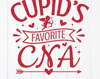 Pode incluir: Design gráfico vermelho com o texto "Cupid's Favorite CNA" com um design de coração e flecha. O design inclui uma pequena imagem de Cupido com um arco e flecha.