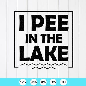 Puede incluir: Diseño gráfico en blanco y negro con el texto "I PEE IN THE LAKE" dentro de un rectángulo negro. Debajo del texto hay líneas onduladas. La imagen está sobre un fondo blanco con efecto de vetas de madera.