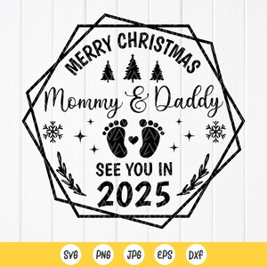 Feliz Navidad mamá y papá Nos vemos en 2025 SVG, Anuncio de embarazo SVG, Bebés 1er signo de Navidad svg, Archivo de descarga instantánea para Cricut