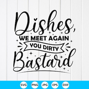 Może przedstawiać: Czarny tekst na białym tle: "Dishes, we meet again you dirty bastard." Tekst jest w fantazyjnej czcionce z ozdobami w kształcie gwiazd. Poniżej znajdują się ikony typów plików: SVG, PNG, JPG, EPS i DXF.