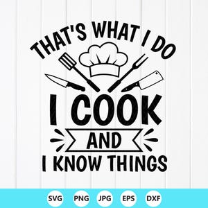 Puede incluir: Diseño gráfico en blanco y negro con el texto "THAT'S WHAT I DO I COOK AND I KNOW THINGS". El diseño incluye un gorro de chef, utensilios de cocina e iconos de tipo de archivo.