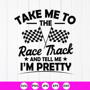 Könnte beinhalten: Schwarz-weiße Grafik mit dem Text "TAKE ME TO THE Race Track AND TELL ME I'M PRETTY". Zwei karierte Rennflaggen sind über dem Text abgebildet. Dateityp-Symbole befinden sich unten im Bild.