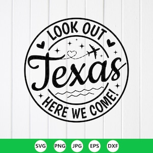 Op de afbeelding: Een cirkelvormig zwart grafisch ontwerp met de tekst LOOK OUT in een boog aan de bovenkant en HERE WE COME! aan de onderkant. Het woord Texas staat centraal in een groot handschrift. Bevat een klein vliegtuigje, een hartvormig vliegpad en sterren.