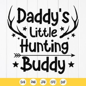 El pequeño compañero de caza de papá Svg, compañero de caza svg, caza de ciervos svg, papá cazador svg, ropa para niños svg, archivos de descarga instantánea para Cricut