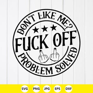Op de afbeelding: Een cirkelvormig zwart-wit grafisch ontwerp met de tekst DON'T LIKE ME? FUCK OFF PROBLEM SOLVED, drie sterren en twee handen die de middelvinger opsteken. Het ontwerp bevat kleine ruitvormige accenten en dikke letters.
