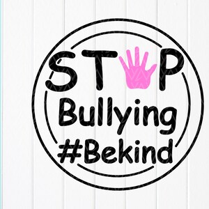 Puede incluir: Gráfico en blanco y negro con las palabras "STOP Bullying #BeKind" dentro de un círculo. Una huella de mano rosa está en el centro. La imagen está sobre un fondo blanco con vetas de madera. El lado izquierdo de la imagen tiene las palabras "SVG, PNG, JPG, EPS, DXF".