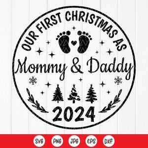 Nosso primeiro Natal como mamãe e papai 2024 SVG, Novo presente para pais Svg, Primeiro sinal de Natal do bebê, Enfeite de Natal, Download instantâneo de arquivos para Cricut