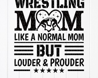 Może przedstawiać: Czarno-biały projekt graficzny z tekstem "Wrestling Mom Like a Normal Mom But Louder & Prouder" z pięcioma gwiazdkami pod tekstem. Grafika zawiera również serce z dwoma zapaśnikami w środku.