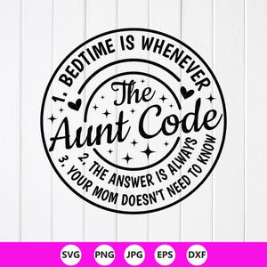 Könnte beinhalten: Ein schwarz-weißes kreisförmiges Grafikdesign mit dem Text "Bedtime is Whenever, The Aunt Code, The Answer is Always, Your Mom Doesn't Need to Know." Das Design enthält Herzen und Sterne. Darunter Dateityp-Symbole: SVG, PNG, JPG, EPS und DXF.